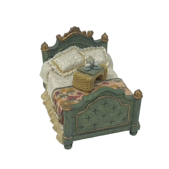 Avon Victorian Memories Miniature Dollhouse Bedroom Boudoir 4 Piece Collection - Picture 2 of 16